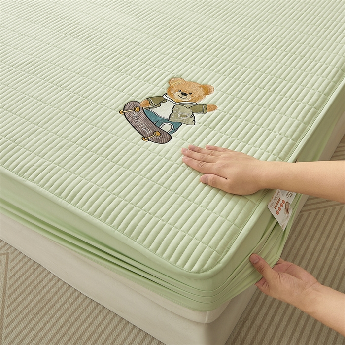 91家纺网 家纺一手货源 找家纺 2025新品高克重A类原棉夹棉床笠刺绣绣花柯基熊猫床笠三件套 床笠款-滑板熊-清雅绿