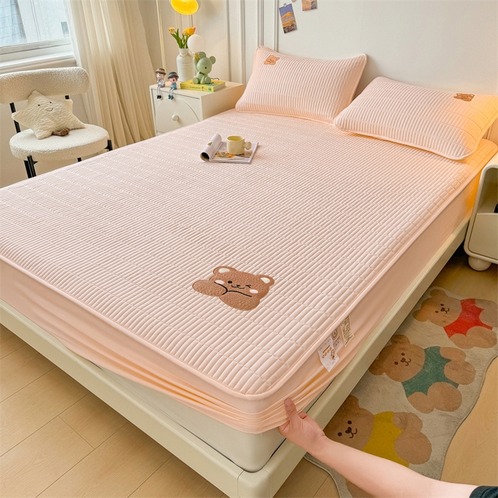 91家纺网 家纺一手货源 找家纺 2025新品高克重A类原棉夹棉床笠刺绣绣花柯基熊猫床笠三件套 床笠款-幸福熊-豆蔻玉