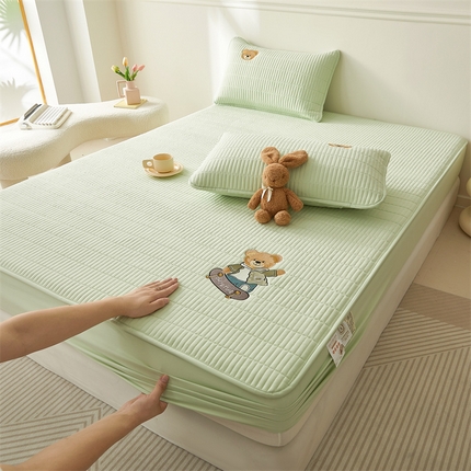 91家纺网 家纺一手货源 找家纺 雯豆家纺 （总）2025新品高克重A类原棉夹棉床笠刺绣绣花柯基熊猫床笠三件套