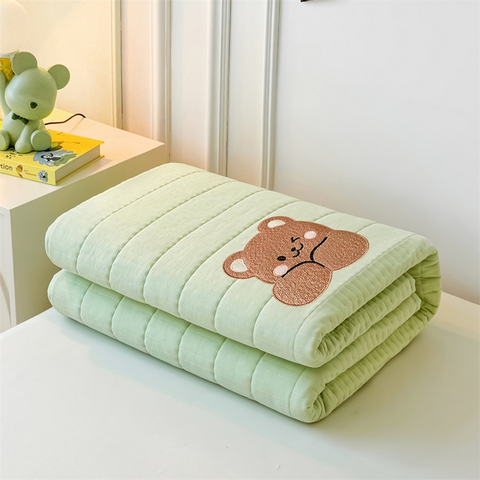 91家纺网 家纺一手货源 找家纺 2025新品高克重A类原棉夹棉床笠刺绣绣花柯基熊猫床笠三件套 床笠款-幸福熊-清雅绿