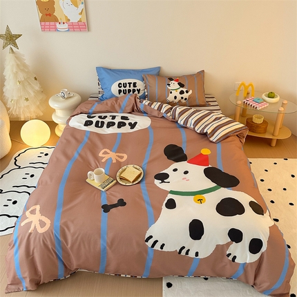 91家纺网 家纺一手货源 找家纺 珺柔家纺 2024新款130*70 全棉大版数码印花四件套 焦糖狗狗