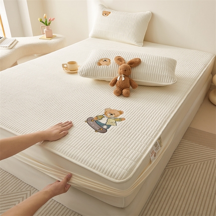 91家纺网 家纺一手货源 找家纺 雯豆家纺 （总）2025新品高克重A类原棉夹棉床笠刺绣绣花柯基熊猫床笠三件套