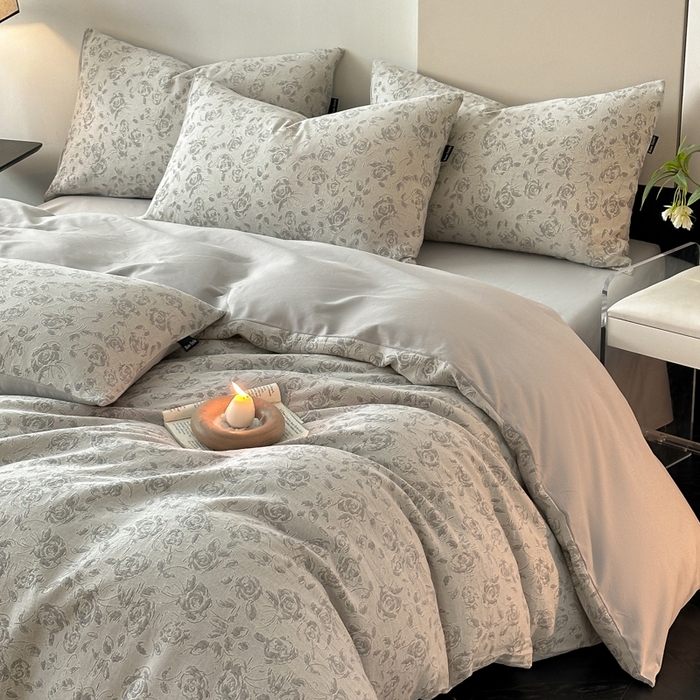 91家纺网 家纺一手货源 找家纺 卧趣家纺 2024秋冬新款纯棉A类三层纱加厚磨毛大提花四件套 洛丽塔-灰