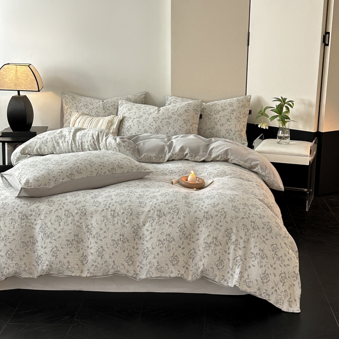 91家纺网 家纺一手货源 找家纺 卧趣家纺 2024秋冬新款纯棉A类三层纱加厚磨毛大提花四件套 洛丽塔-灰