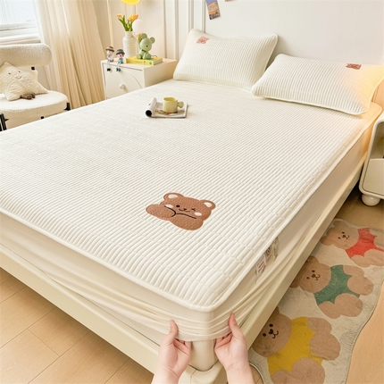 91家纺网 家纺一手货源 找家纺 雯豆家纺 （总）2025新品高克重A类原棉夹棉床笠刺绣绣花柯基熊猫床笠三件套