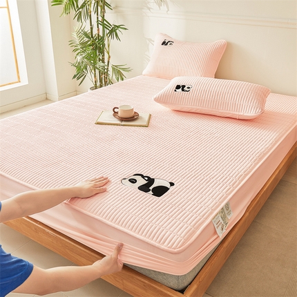 91家纺网 家纺一手货源 找家纺 雯豆家纺 （总）2025新品高克重A类原棉夹棉床笠刺绣绣花柯基熊猫床笠三件套