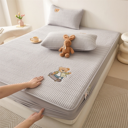 91家纺网 家纺一手货源 找家纺 雯豆家纺 （总）2025新品高克重A类原棉夹棉床笠刺绣绣花柯基熊猫床笠三件套