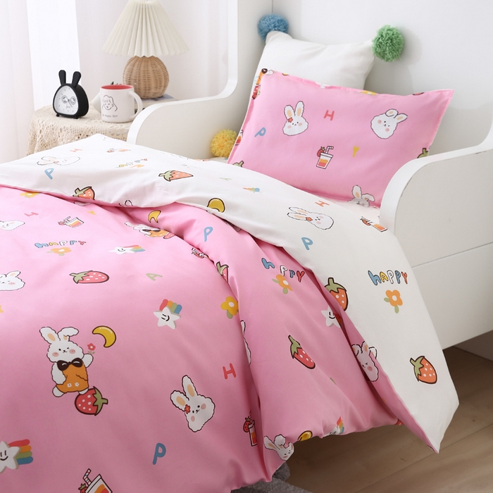 91家纺网 家纺一手货源 找家纺 吉咪兔2024年新品A类60支幼儿园被子三件套宝宝被套纯棉儿童六件套草莓兔-粉