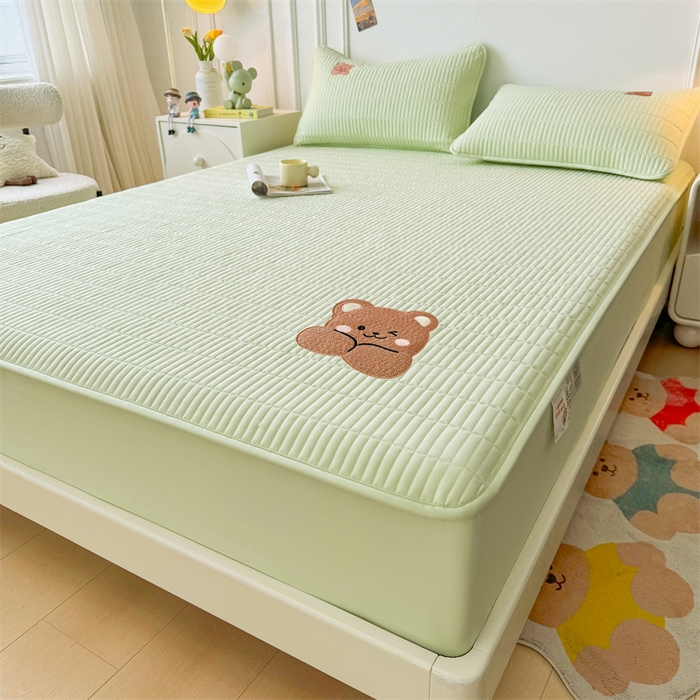 91家纺网 家纺一手货源 找家纺 2025新品高克重A类原棉夹棉床笠刺绣绣花柯基熊猫床笠三件套 床笠款-幸福熊-清雅绿