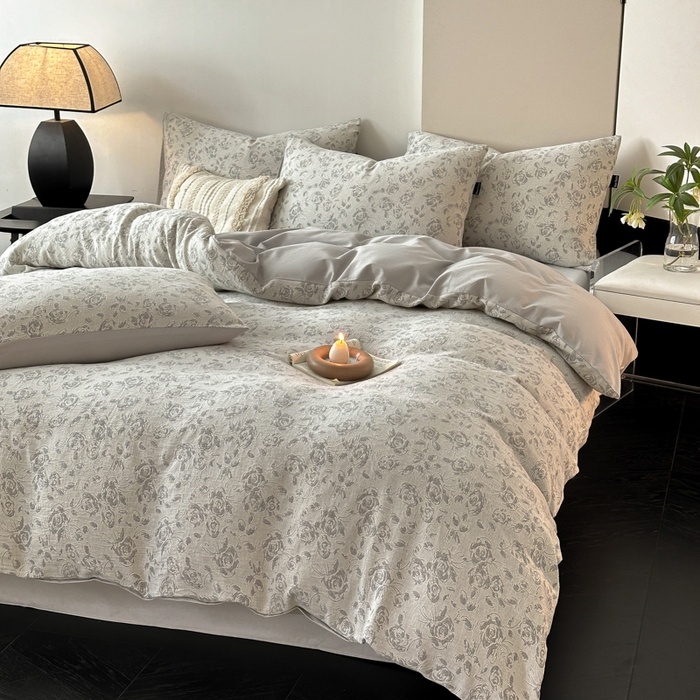 91家纺网 家纺一手货源 找家纺 卧趣家纺 2024秋冬新款纯棉A类三层纱加厚磨毛大提花四件套 洛丽塔-灰