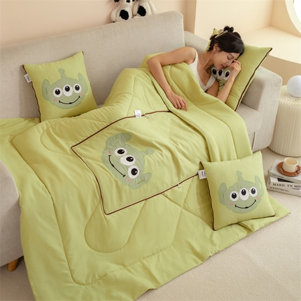 91家纺网 家纺一手货源 找家纺 乐坊 2024新款贴布绣抱枕被 三眼小怪