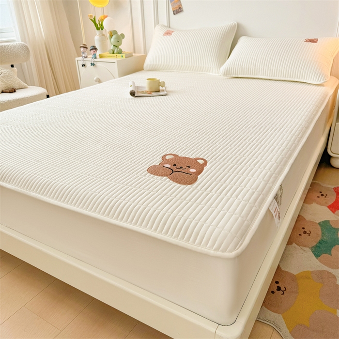 91家纺网 家纺一手货源 找家纺 2025新品高克重A类原棉夹棉床笠刺绣绣花柯基熊猫床笠三件套 床笠款-幸福熊-皓月白