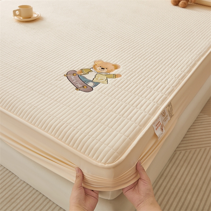 91家纺网 家纺一手货源 找家纺 2025新品高克重A类原棉夹棉床笠刺绣绣花柯基熊猫床笠三件套 床笠款-滑板熊-奶茶杏