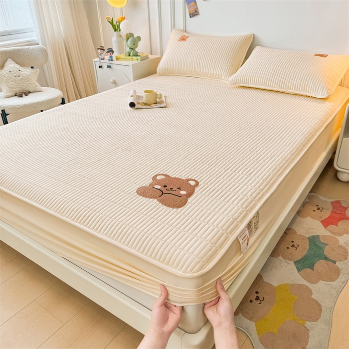 91家纺网 家纺一手货源 找家纺 2025新品高克重A类原棉夹棉床笠刺绣绣花柯基熊猫床笠三件套 床笠款-幸福熊-奶茶杏