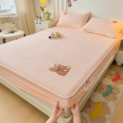 91家纺网 家纺一手货源 找家纺 雯豆家纺 （总）2025新品高克重A类原棉夹棉床笠刺绣绣花柯基熊猫床笠三件套