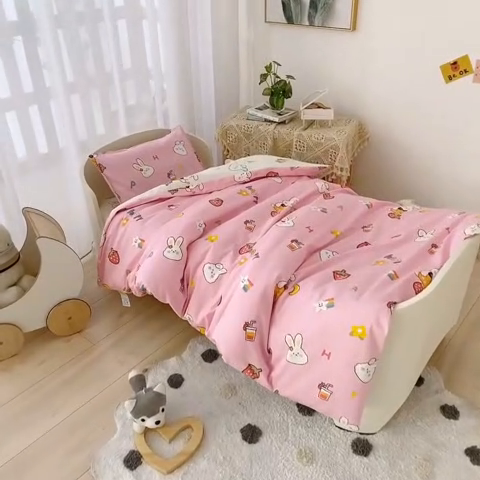 91家纺网 家纺一手货源 找家纺 吉咪兔2024年新品A类60支幼儿园被子三件套宝宝被套纯棉儿童六件套草莓兔-粉