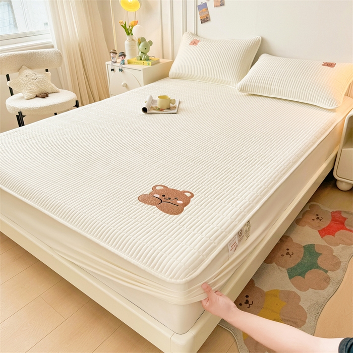 91家纺网 家纺一手货源 找家纺 2025新品高克重A类原棉夹棉床笠刺绣绣花柯基熊猫床笠三件套 床笠款-幸福熊-皓月白