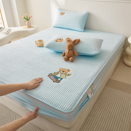 91家纺网 家纺一手货源 找家纺 雯豆家纺 （总）2025新品高克重A类原棉夹棉床笠刺绣绣花柯基熊猫床笠三件套