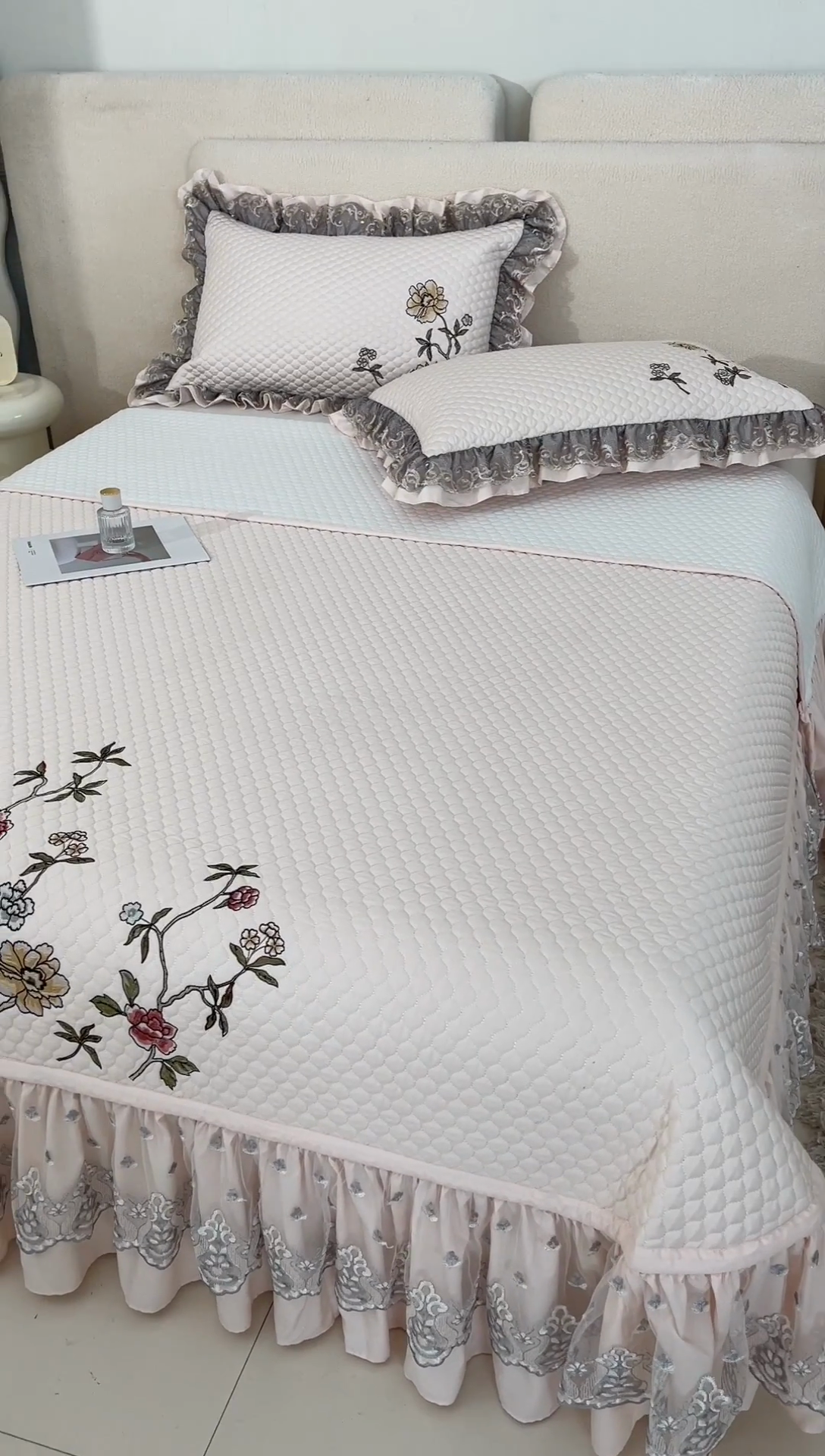 91家纺网 家纺一手货源 找家纺 紫碧螺家纺 2024新款刺绣花边床裙式床盖（仿天丝） 玉色