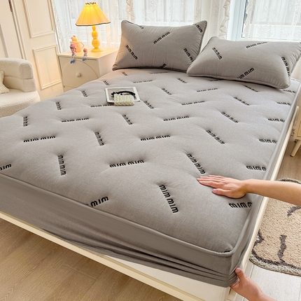 予梦家纺 2024新款ins风刺绣夹棉床笠床垫保护套 字母-浅灰