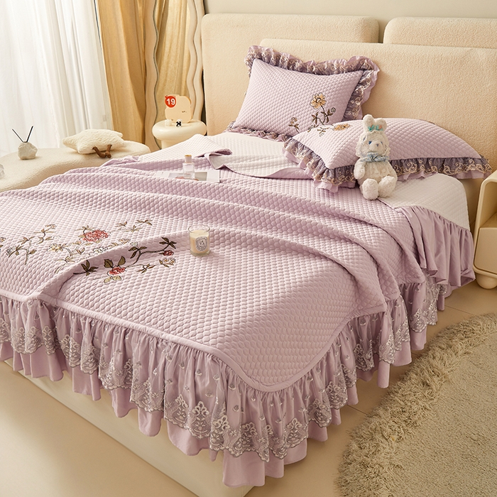 91家纺网 家纺一手货源 找家纺 紫碧螺家纺 2024新款刺绣花边床裙式床盖（仿天丝） 紫色