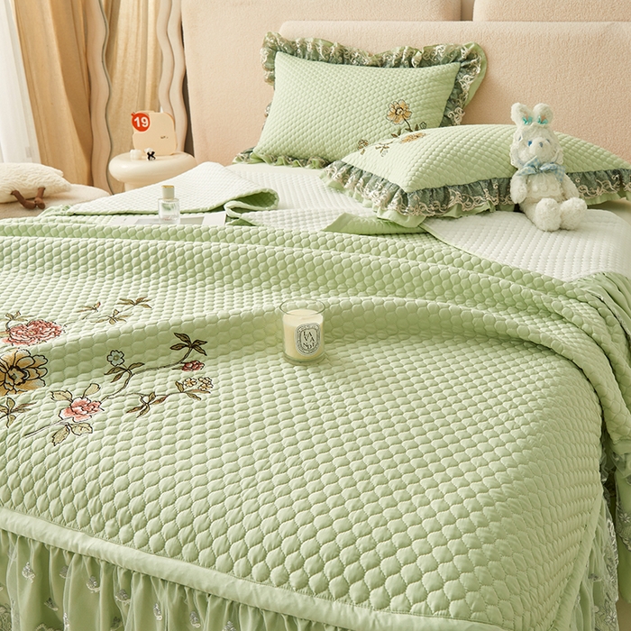 91家纺网 家纺一手货源 找家纺 紫碧螺家纺 2024新款刺绣花边床裙式床盖（仿天丝） 嫩绿