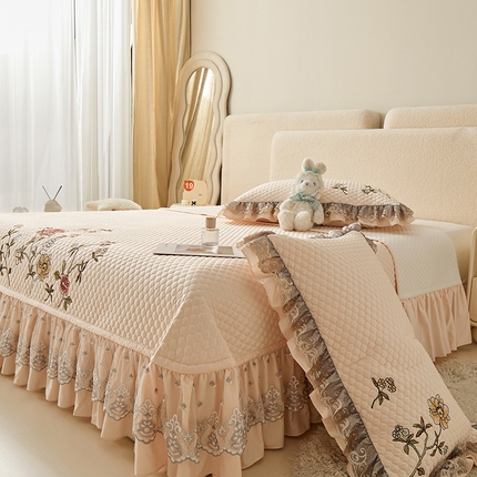 91家纺网 家纺一手货源 找家纺 （总）紫碧螺家纺 2024新款刺绣花边床裙式床盖（仿天丝）