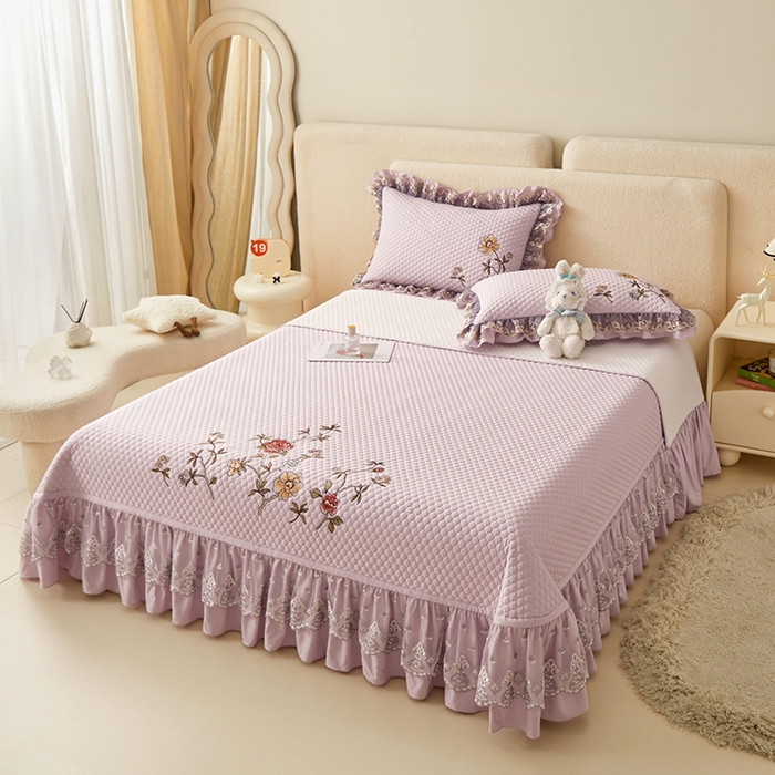 91家纺网 家纺一手货源 找家纺 紫碧螺家纺 2024新款刺绣花边床裙式床盖（仿天丝） 紫色