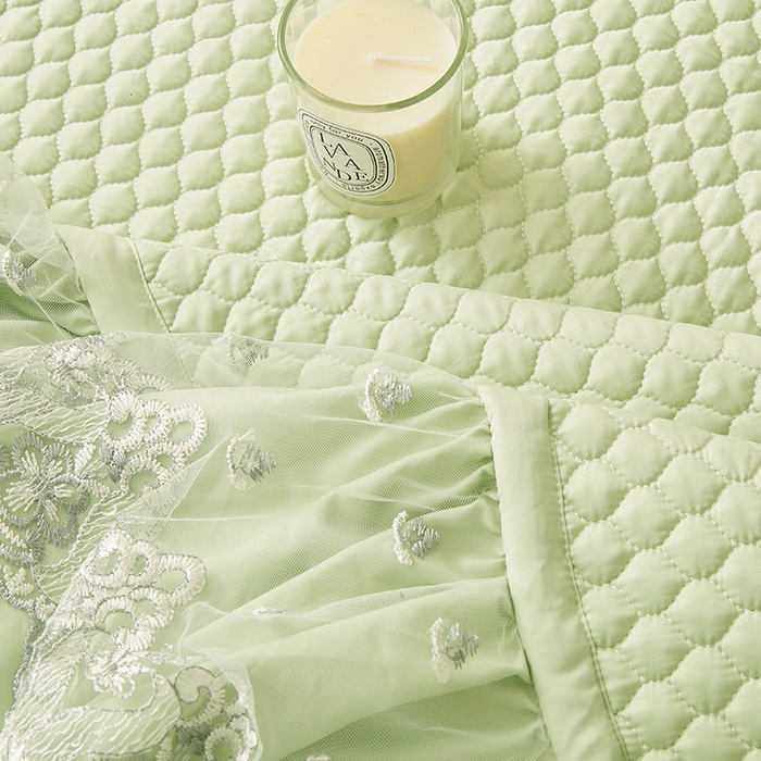 91家纺网 家纺一手货源 找家纺 紫碧螺家纺 2024新款刺绣花边床裙式床盖（仿天丝） 嫩绿