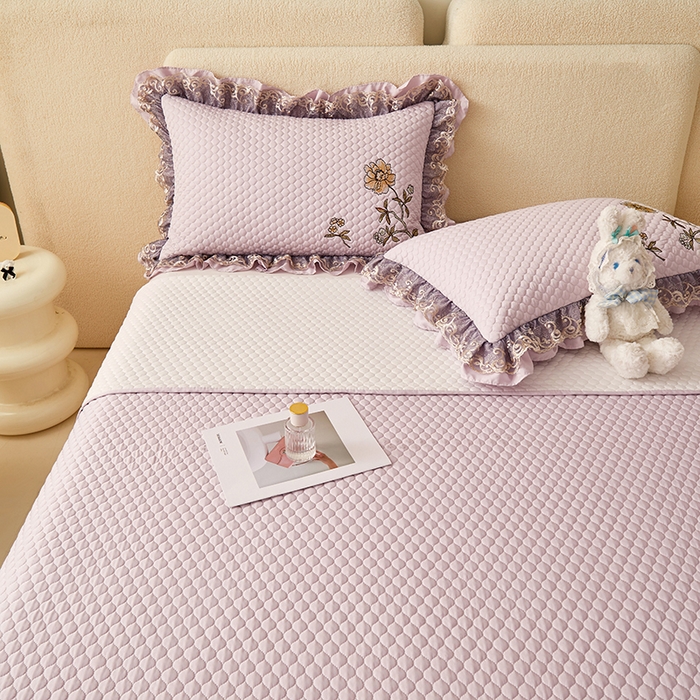 91家纺网 家纺一手货源 找家纺 紫碧螺家纺 2024新款刺绣花边床裙式床盖（仿天丝） 紫色