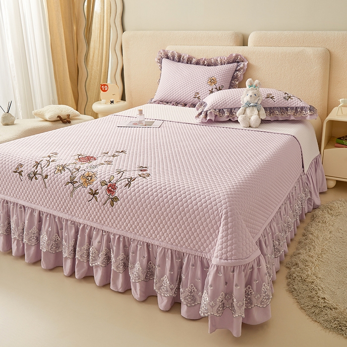 91家纺网 家纺一手货源 找家纺 紫碧螺家纺 2024新款刺绣花边床裙式床盖（仿天丝） 紫色