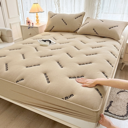 予梦家纺 2024新款ins风刺绣夹棉床笠床垫保护套 字母-卡其