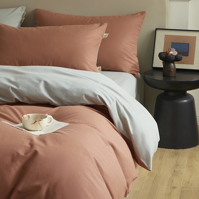 91家纺网 家纺一手货源 找家纺 澳梵家居 2024新款秋冬纯色全棉磨毛四件套--素色如锦系列 珊瑚橙-幻影灰