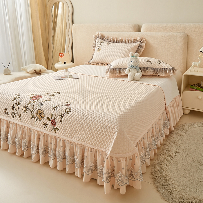 91家纺网 家纺一手货源 找家纺 紫碧螺家纺 2024新款刺绣花边床裙式床盖（仿天丝） 玉色