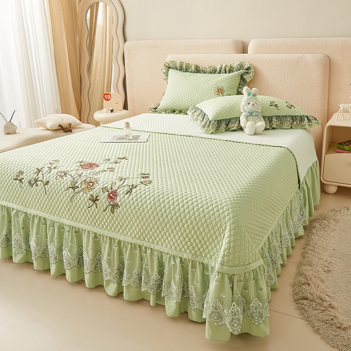 91家纺网 家纺一手货源 找家纺 紫碧螺家纺 2024新款刺绣花边床裙式床盖（仿天丝） 嫩绿