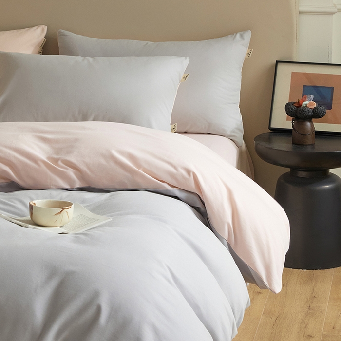 91家纺网 家纺一手货源 找家纺 澳梵家居 2024新款秋冬纯色全棉磨毛四件套--素色如锦系列 幻影灰-椰奶粉