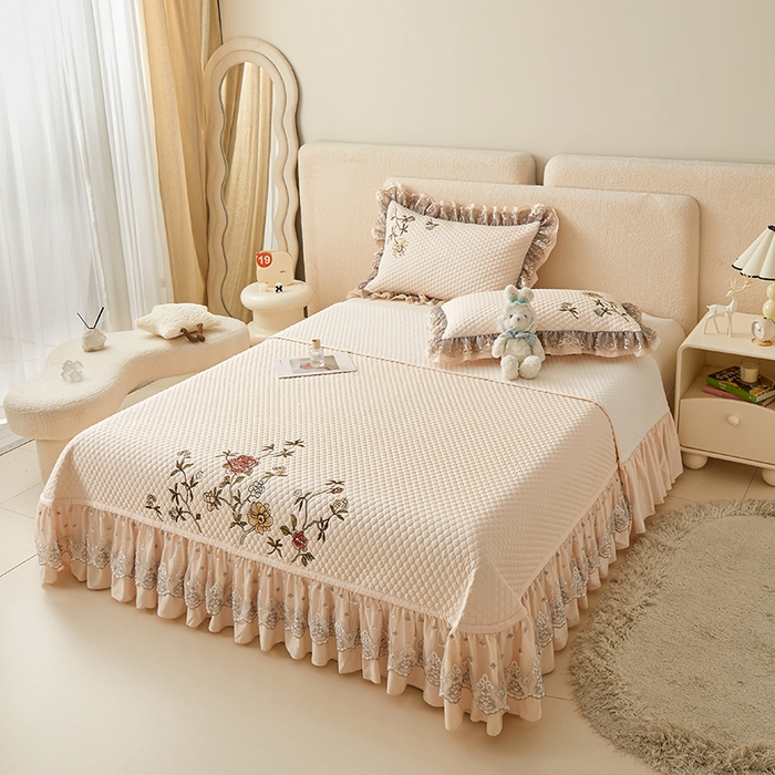 91家纺网 家纺一手货源 找家纺 紫碧螺家纺 2024新款刺绣花边床裙式床盖（仿天丝） 玉色