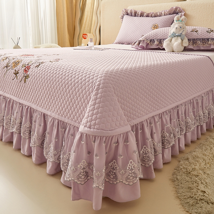 91家纺网 家纺一手货源 找家纺 紫碧螺家纺 2024新款刺绣花边床裙式床盖（仿天丝） 紫色