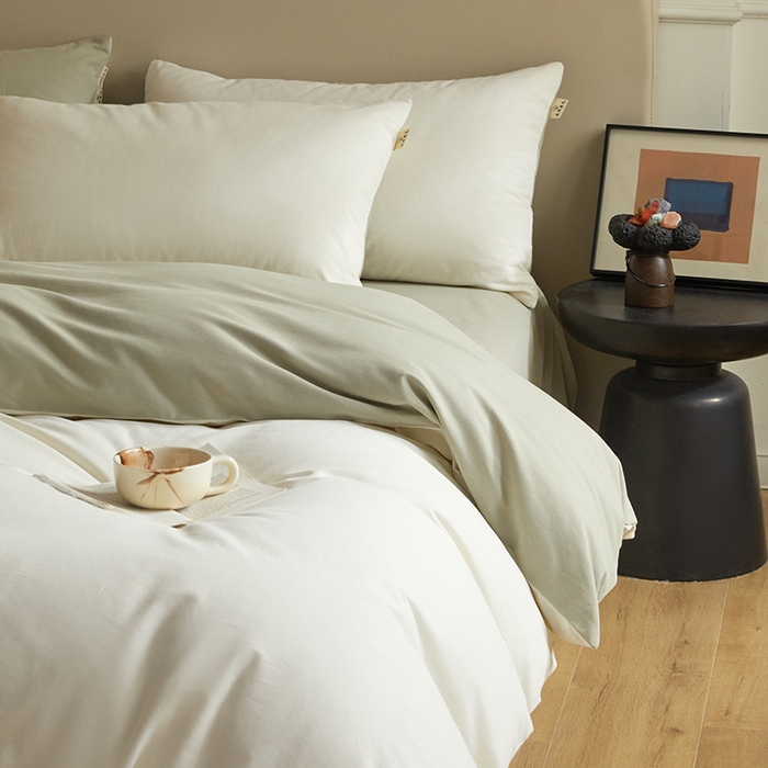 91家纺网 家纺一手货源 找家纺 澳梵家居 2024新款秋冬纯色全棉磨毛四件套--素色如锦系列 奶白-冷杉绿