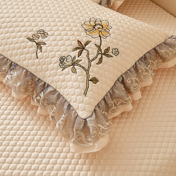 91家纺网 家纺一手货源 找家纺 紫碧螺家纺 2024新款刺绣花边床裙式床盖（仿天丝） 玉色