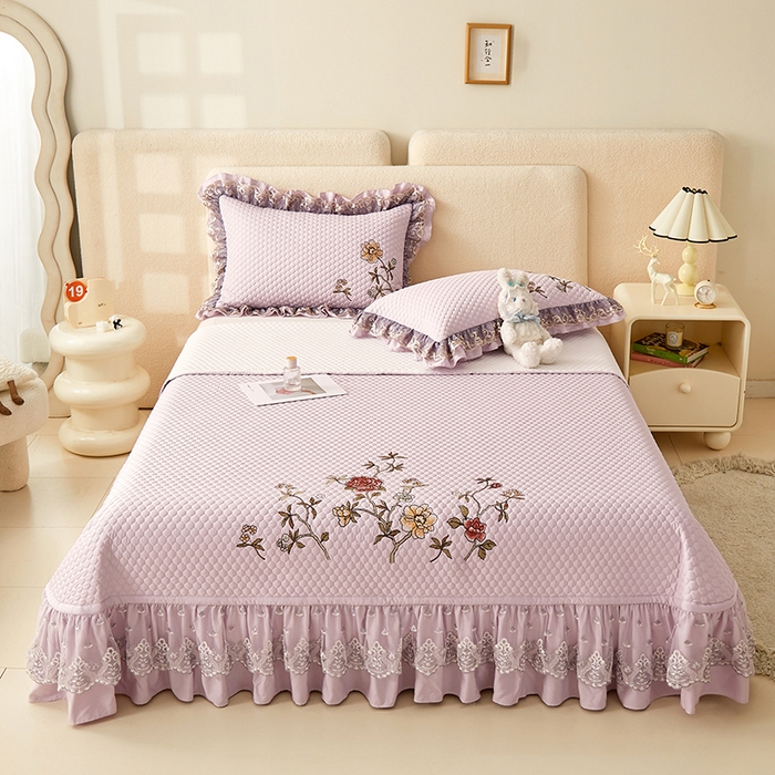 91家纺网 家纺一手货源 找家纺 紫碧螺家纺 2024新款刺绣花边床裙式床盖（仿天丝） 紫色