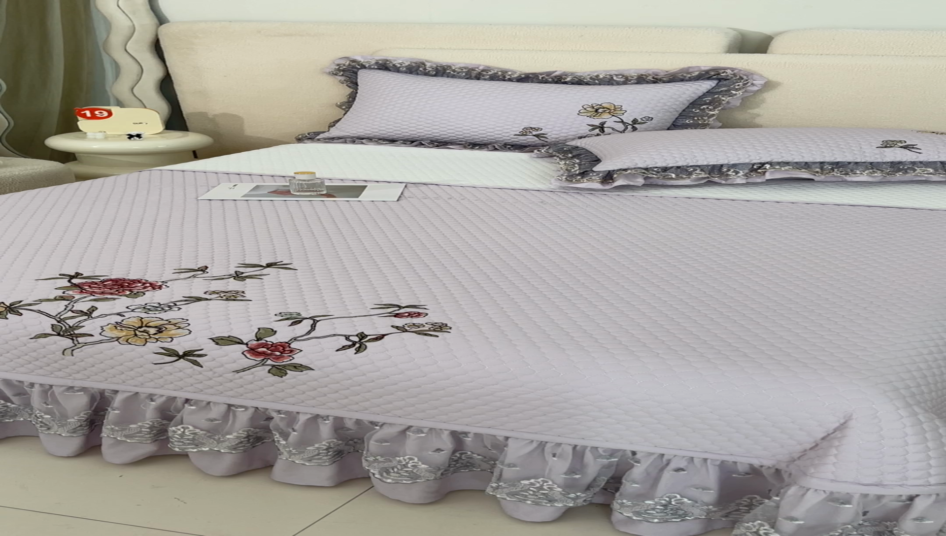 91家纺网 家纺一手货源 找家纺 紫碧螺家纺 2024新款刺绣花边床裙式床盖（仿天丝） 紫色