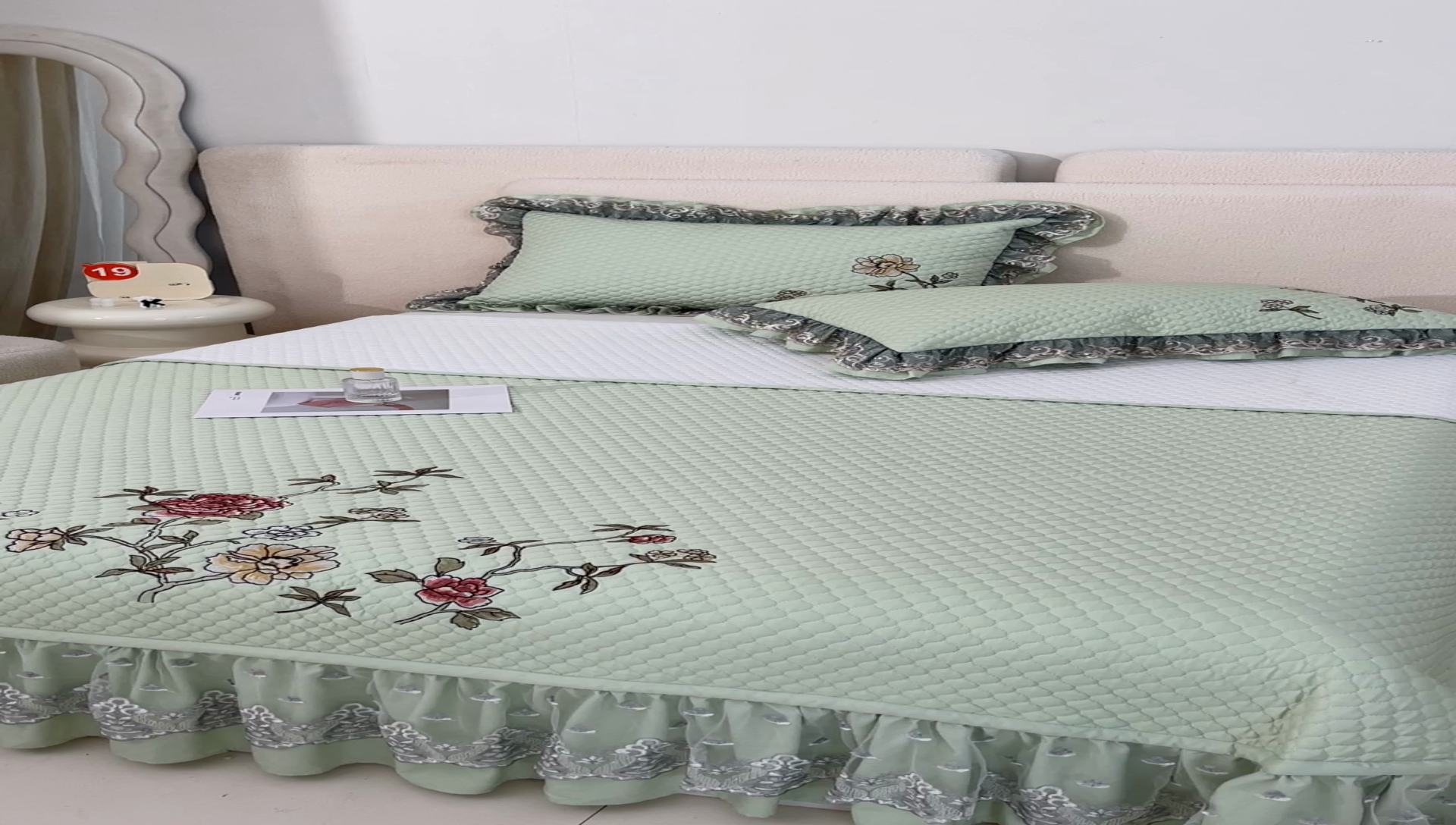 91家纺网 家纺一手货源 找家纺 紫碧螺家纺 2024新款刺绣花边床裙式床盖（仿天丝） 嫩绿