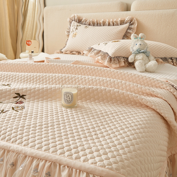 91家纺网 家纺一手货源 找家纺 紫碧螺家纺 2024新款刺绣花边床裙式床盖（仿天丝） 玉色