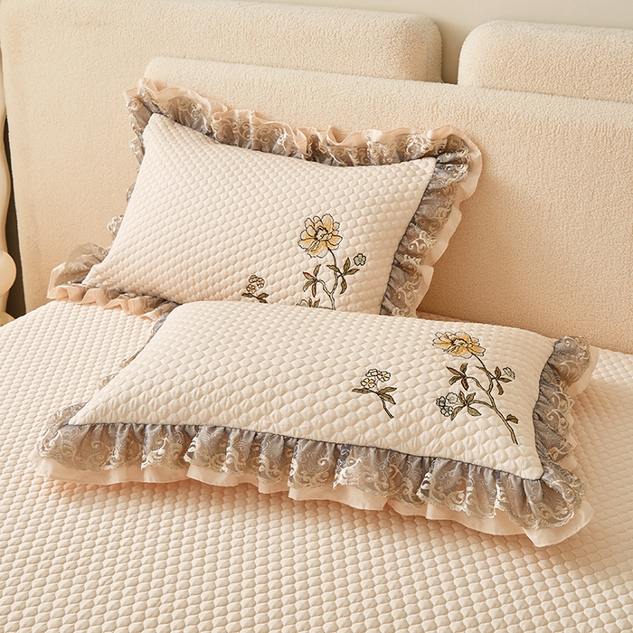 91家纺网 家纺一手货源 找家纺 紫碧螺家纺 2024新款刺绣花边床裙式床盖（仿天丝） 玉色