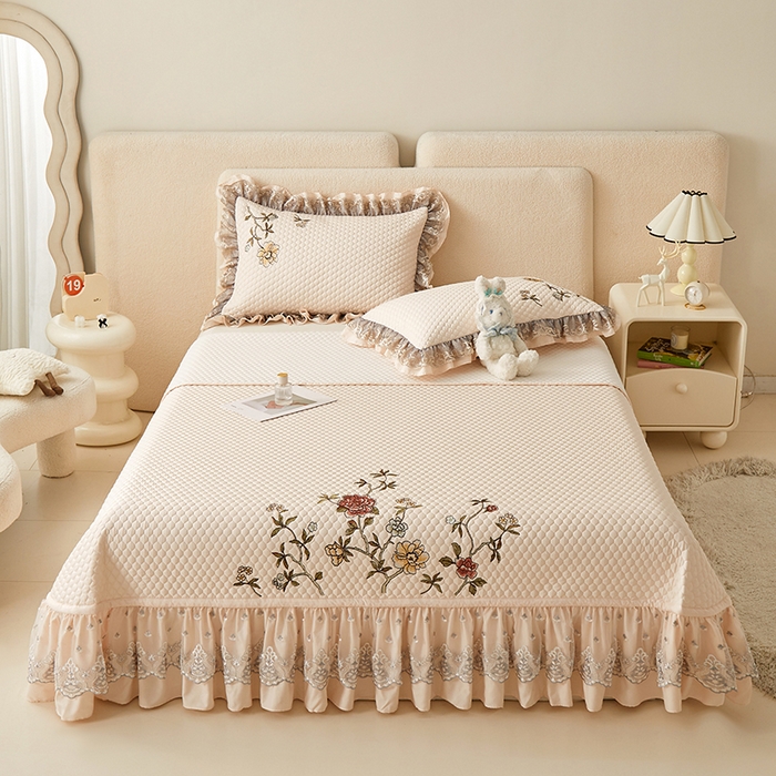 91家纺网 家纺一手货源 找家纺 紫碧螺家纺 2024新款刺绣花边床裙式床盖（仿天丝） 玉色