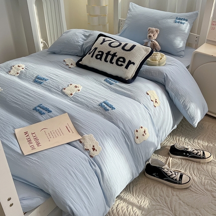 91家纺网 家纺一手货源 找家纺 （总）韩巢家纺 2024新款学生宿舍寝室上下铺超柔水洗棉毛巾绣被套床单三件套-小白熊（提供卖家秀）