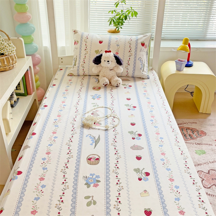 91家纺网 家纺一手货源 找家纺 名兮家居 2024新款学生床上下铺全棉床单  草莓兔兔