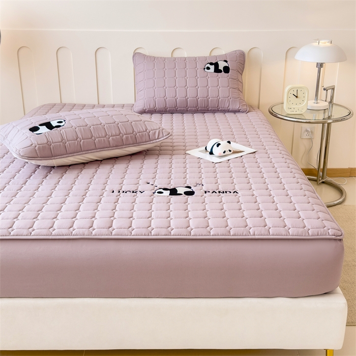 91家纺网 家纺一手货源 找家纺 2025新款A类大豆夹棉刺绣床笠系列-趴趴熊猫 趴趴熊猫-烟紫