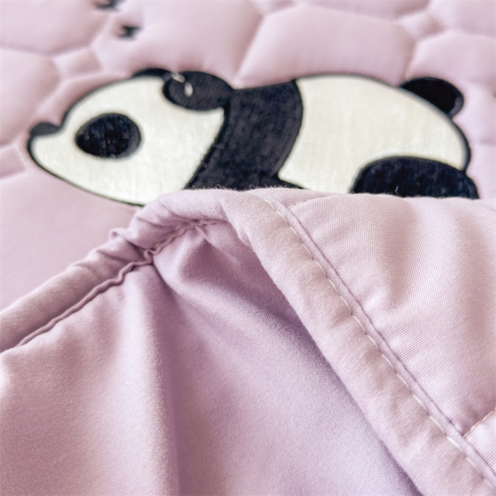 91家纺网 家纺一手货源 找家纺 2025新款A类大豆夹棉刺绣床笠系列-趴趴熊猫 趴趴熊猫-木槿紫